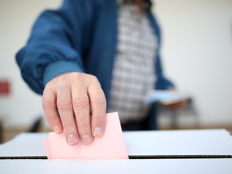Stimmabgabe an der Wahlurne.