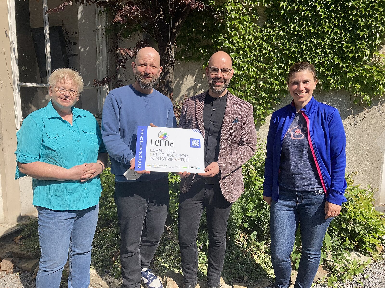 Lehrern der Karlschule in Hamm wird das Willkommenspaket überreicht.