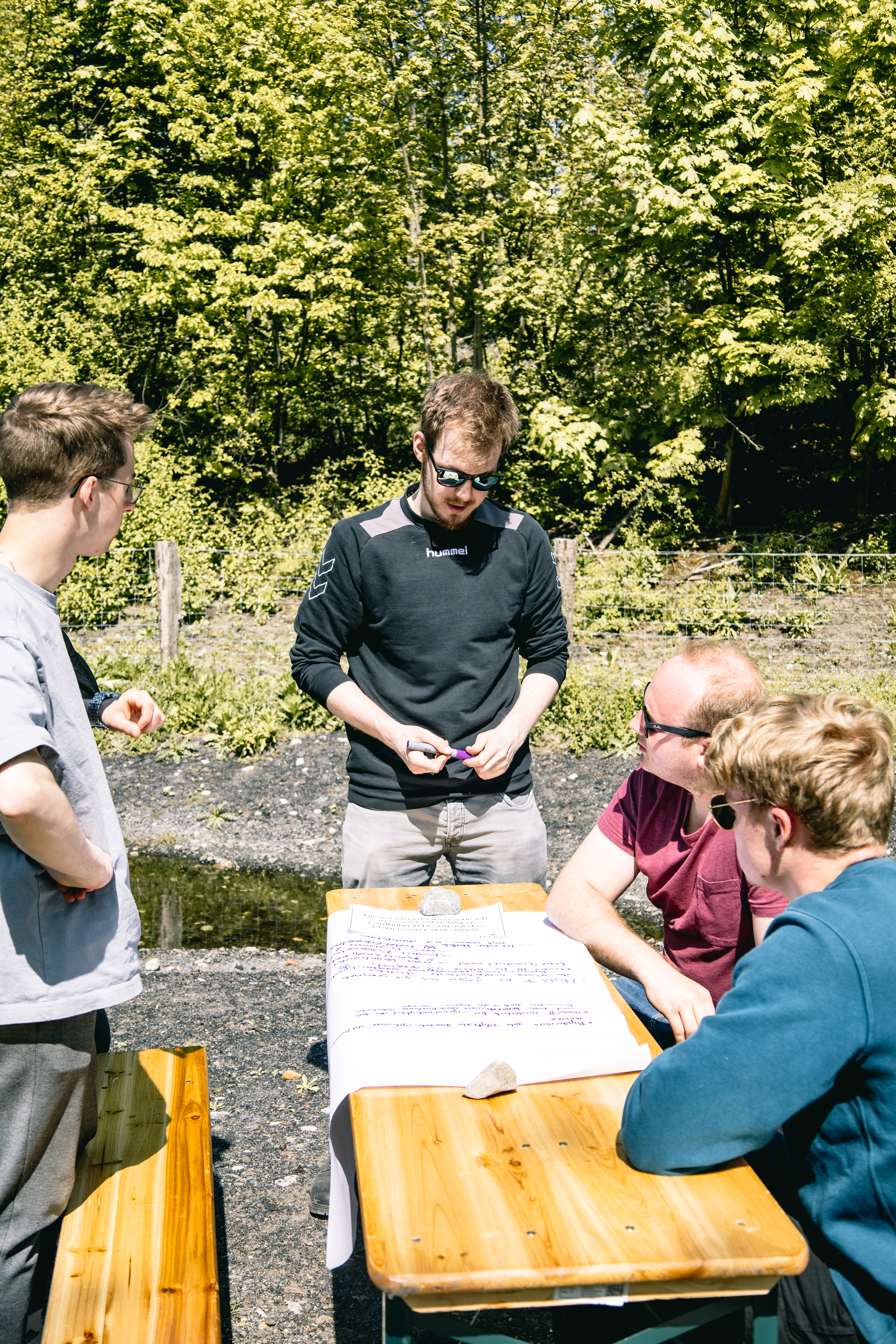 Studierende besprechen einen Sachverhalt